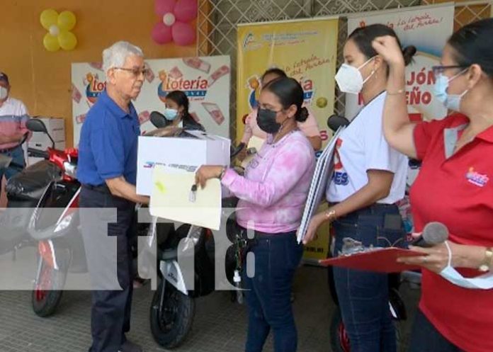 loteria-nica-002 Lotería Nacional entrega motos a ganadores de La Raspadita