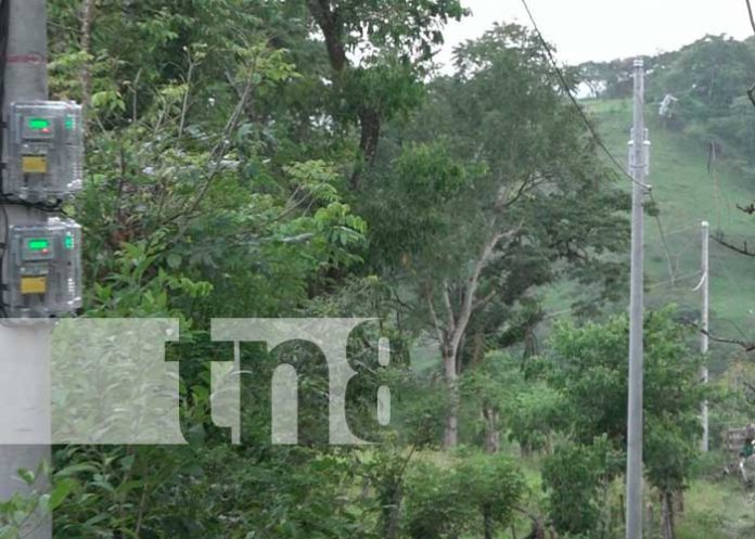Familias estrenan energía eléctrica en Matiguas