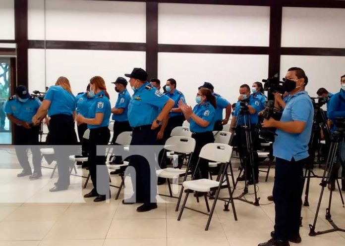 Policía con conocimientos ante desastres