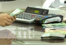 Persona contando dinero en Nicaragua