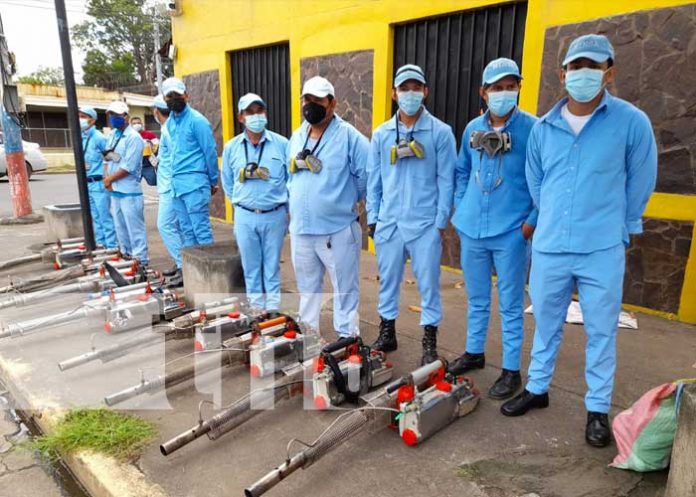 Imagenes de brigadistas de salud para fumigación y abatización