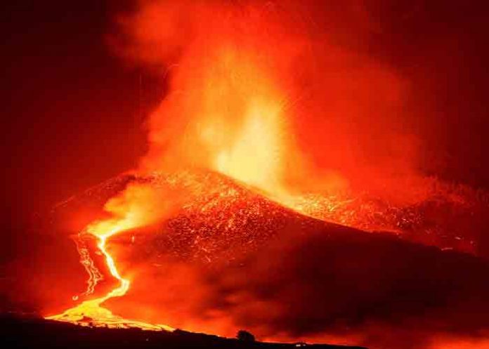 Volcán de La Palma incrementó su poder explosivo con lava más espesa