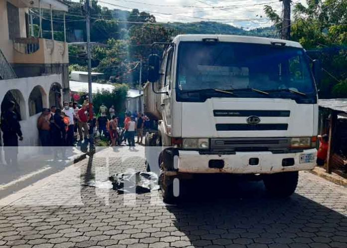 Muere al ser atropellado por un camión