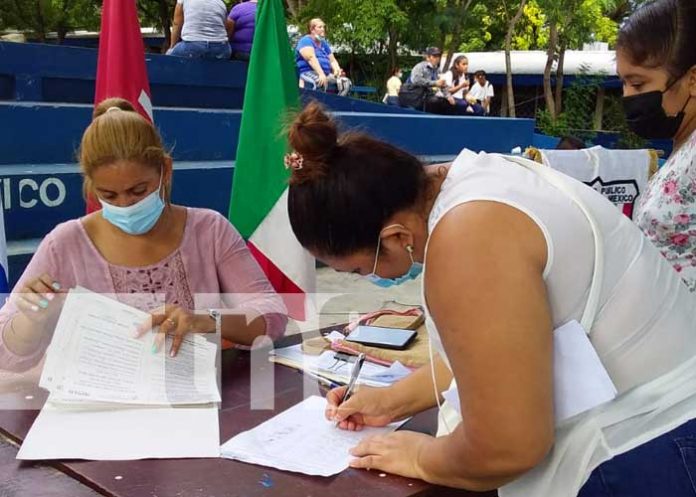 Proceso de matrícula en un colegio de Managua