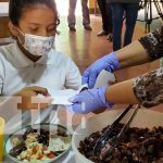 Retención y excelencia académica: Impacto de merienda escolar en Nicaragua Preparación de merienda escolar en un colegio de Managua
