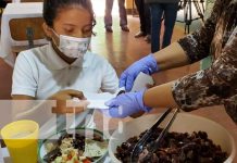 Preparación de merienda escolar en un colegio de Managua