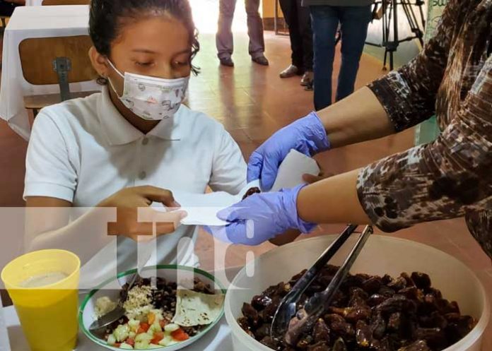 merienda-escolar-1 Preparación de merienda escolar en un colegio de Managua