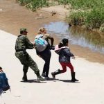 Detienen en México a 652 migrantes cerca de frontera con EE. UU.