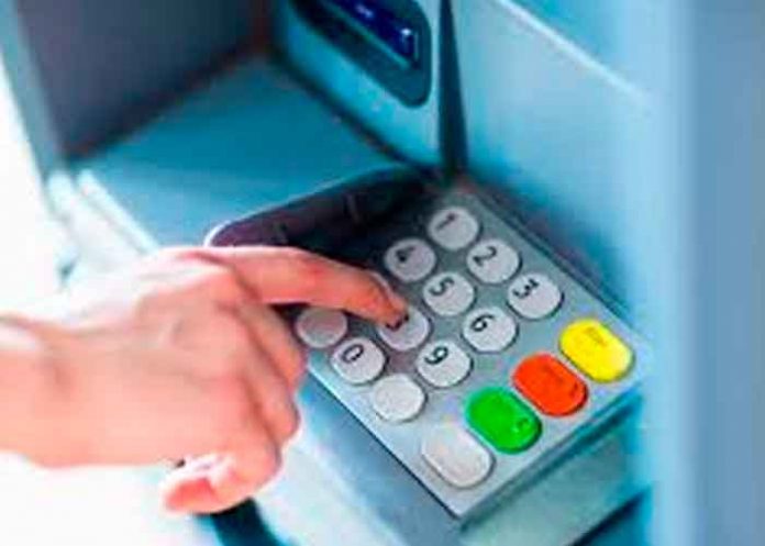 ¿Lluvia de billetes? Delincuentes explotan cajero automático en México
