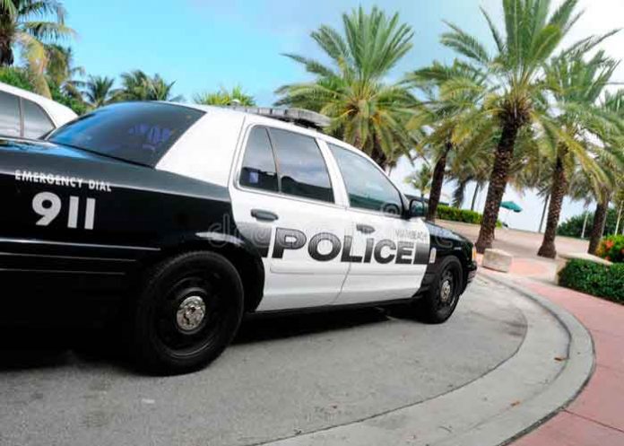 Hombre es detenido por tirar ladrillos a dos niños mientras dormían en Miami