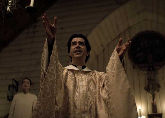 Escena de la miniserie Midnight Mass