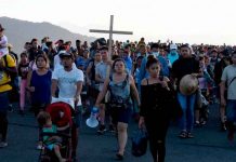 Bajo un potente sol avanza caravana de migrante hacia EE.UU.