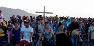 Bajo un potente sol avanza caravana de migrante hacia EE.UU.