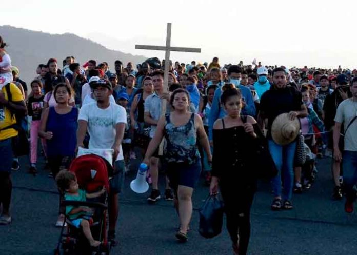 Bajo un potente sol avanza caravana de migrante hacia EE.UU.