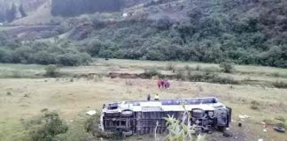 11 muertos y 12 heridos al precipitarse un autobús a un abismo en Ecuador