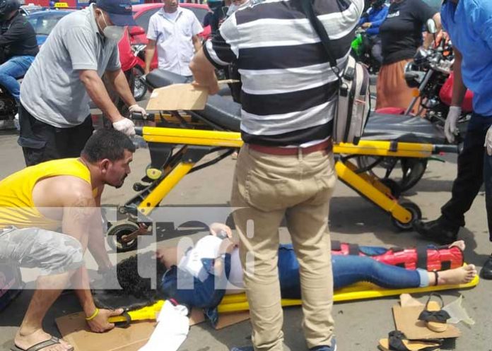 Brutal impacto de taxi catapulta a dos mujeres en Managua (VIDEO)