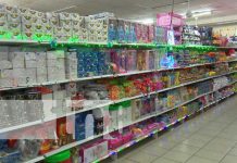 Mercado Oriental de Managua ya se viste con muchos productos navideños Productos navideños que se exhiben en mercados de Managua