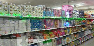 Productos navideños que se exhiben en mercados de Managua