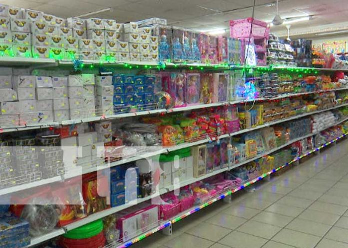 Productos navideños que se exhiben en mercados de Managua
