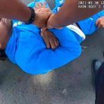 Video muestra a policía de Ohio arrastrando a hombre negro parapléjico