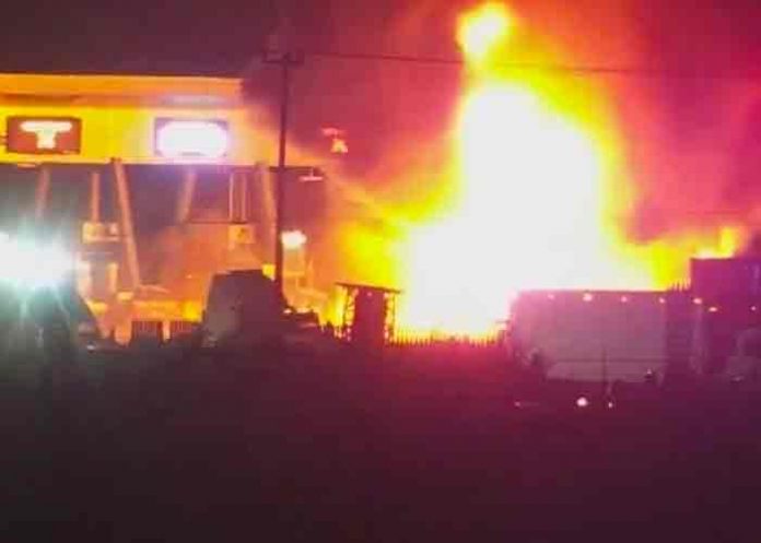 Explosión de pipa de gas desata incendio en Circuito Exterior Mexiquense