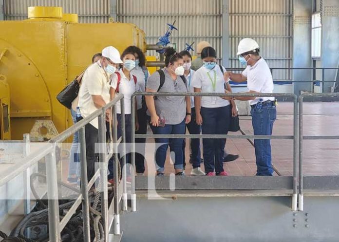 Visita de estudiantes a planta de energía renovable en Nicaragua