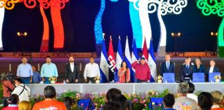 Presidente de Nicaragua, Daniel Ortega y Vicepresidenta Rosario Murillo en acto por entrega de buses rusos