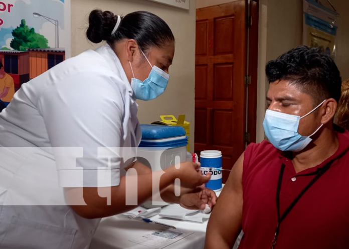 Minsa continúa con las vacunas con mayores de 30