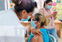 Aplican primeras y segundas dosis de vacuna contra el COVID-19 en Managua Pobladores incentivan a la asistencia de vacunación