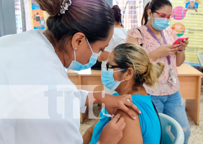 Pobladores incentivan a la asistencia de vacunación