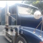 Toma fuego rastra cargada de gaseosas en Villa Sandino, Chontales Llantas traseras de un camión toman fuego en la carretera a villa Sandino, Chontales