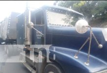 Toma fuego rastra cargada de gaseosas en Villa Sandino, Chontales Llantas traseras de un camión toman fuego en la carretera a villa Sandino, Chontales