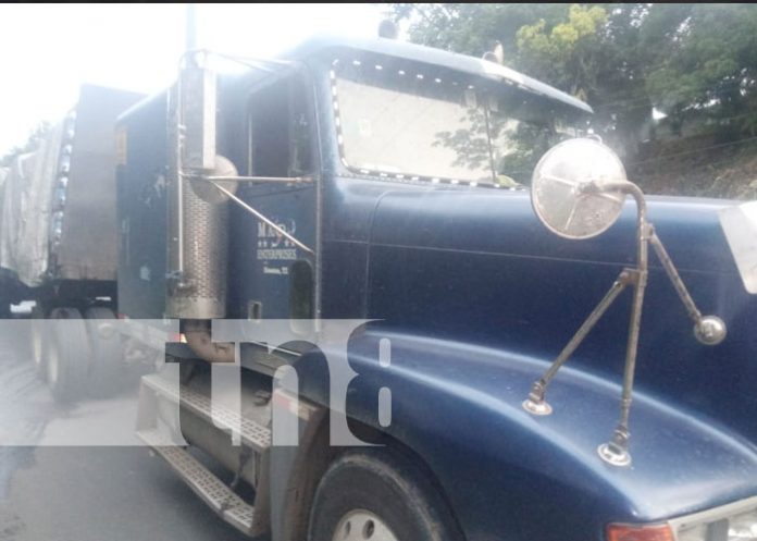 ra01 Llantas traseras de un camión toman fuego en la carretera a villa Sandino, Chontales