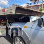 ¡Clase susto! Rastra choca camioneta en un semáforo de Managua Una rastra provocó accidente en Managua