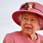 Por primera vez la reina Isabel usa un bastón en un acto público