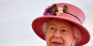 Por primera vez la reina Isabel usa un bastón en un acto público