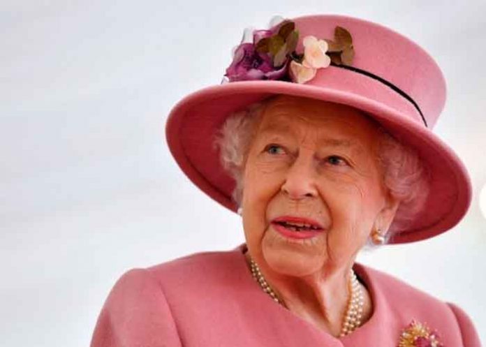 Por primera vez la reina Isabel usa un bastón en un acto público