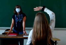 El último desafío de TikTok: Darle un bofetón al profesor El último desafío de TikTok: Darle un bofetón al profesor