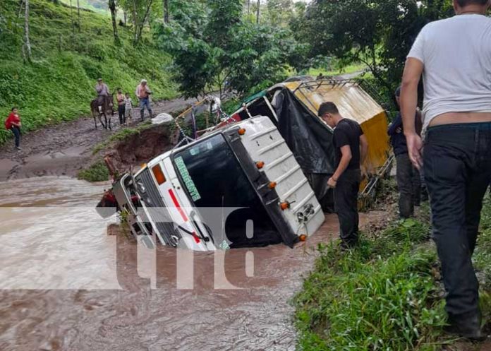 Camión arrastrado por corriente del Río El Zorro en Waslala