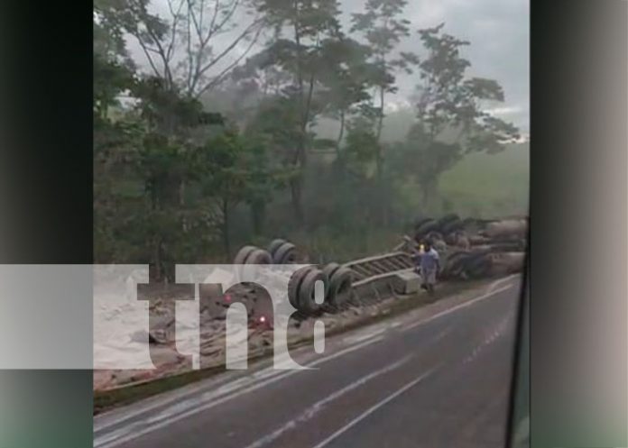 Camión cargado de bolsas de cemento se da vuelta en la Ctra. Río Blanco-Mulukuku