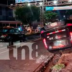 Carro termina volcado en las cercanías de la rotonda El Güegüense Accidente de tránsito cerca de la rotonda El Güegüense