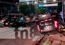 Carro termina volcado en las cercanías de la rotonda El Güegüense Accidente de tránsito cerca de la rotonda El Güegüense
