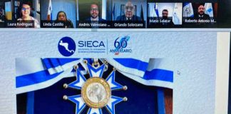 SIECA condecora a Orlando Solórzano