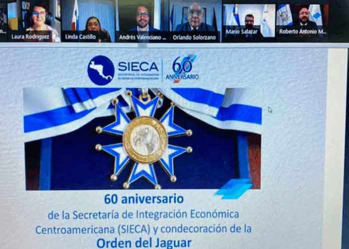 SIECA condecora a Orlando Solórzano