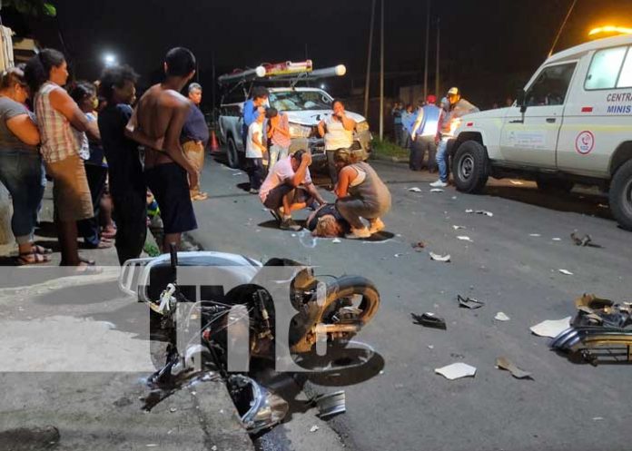Mujer muere al estrellarse contra una camioneta