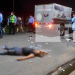 Mujer muere al estrellarse contra una camioneta en Managua Mujer muere al estrellarse contra una camioneta