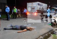 Mujer muere al estrellarse contra una camioneta en Managua Mujer muere al estrellarse contra una camioneta