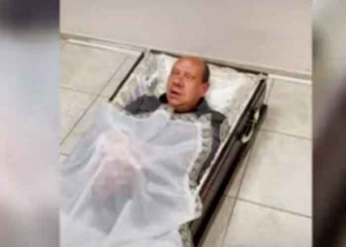 ¿Qué es? Polémica terapia con ataúdes causa furor en redes