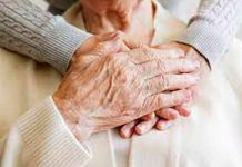Mujer cuida al papá de su ex pese a que éste la abandonó Mujer cuida al papá de su ex pese a que éste la abandonó