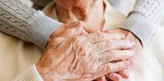 Mujer cuida al papá de su ex pese a que éste la abandonó